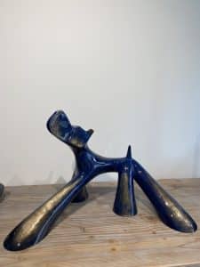 : Lolek est un sculpteur sur bronze reconnu pour ses œuvres numérotées au style unique